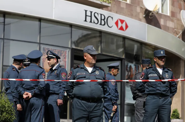 Armeenia politsneikud valvamas Jerevanis HSBC panga harukontorit