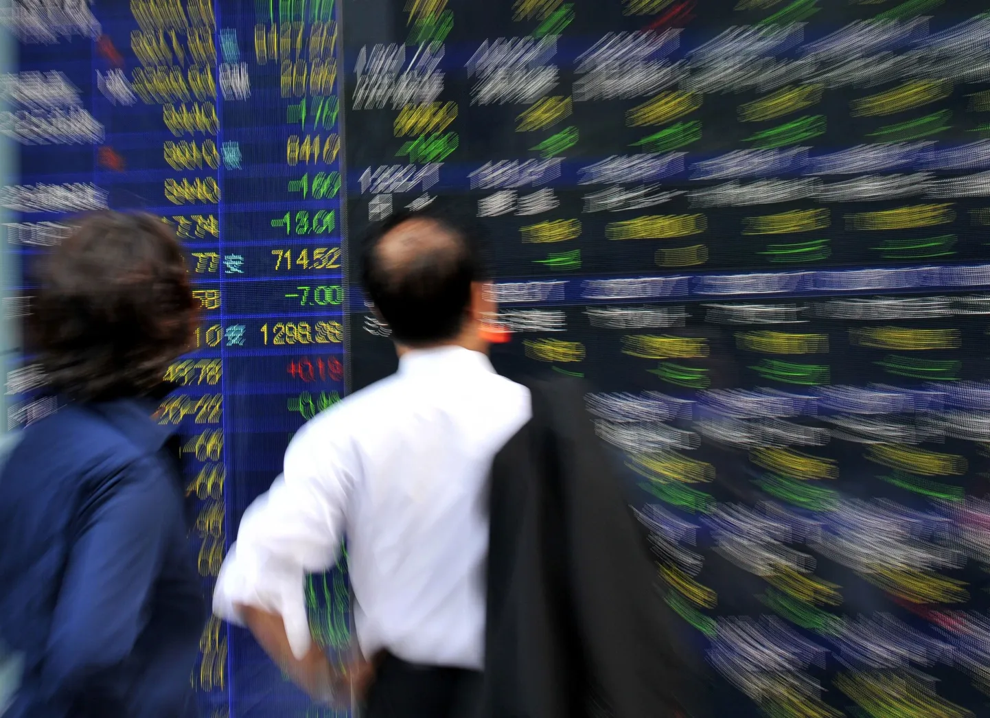 A businessman gazes at a share prices board in Tokyo on June 8, 2012. Japan's share prices dropped 180.46 points to close at 8,459.26 points at the Tokyo Stock Exchange, despite positive Japanese economic growth data and China's decision to cut interest rates.   AFP PHOTO / Yoshikazu TSUNO