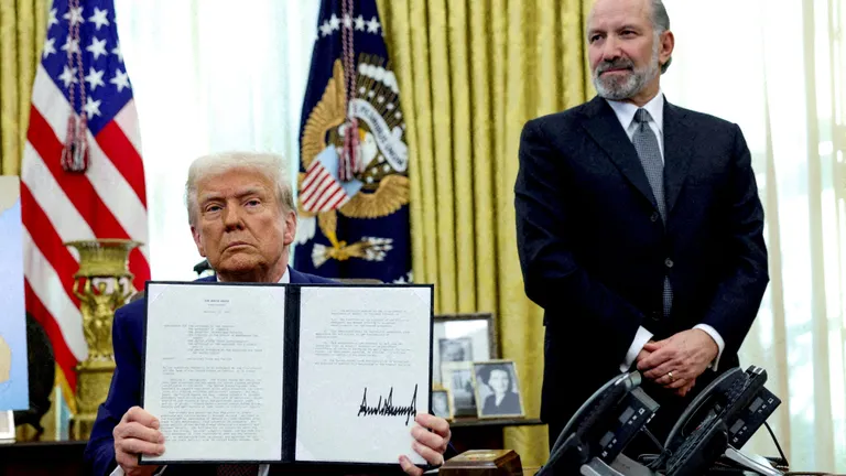 Трамп постоянно вводит и выводит пошлины. Тут он в компании министра торговли США Говарда Лютника подписывает 13 февраля очередной такой указ.