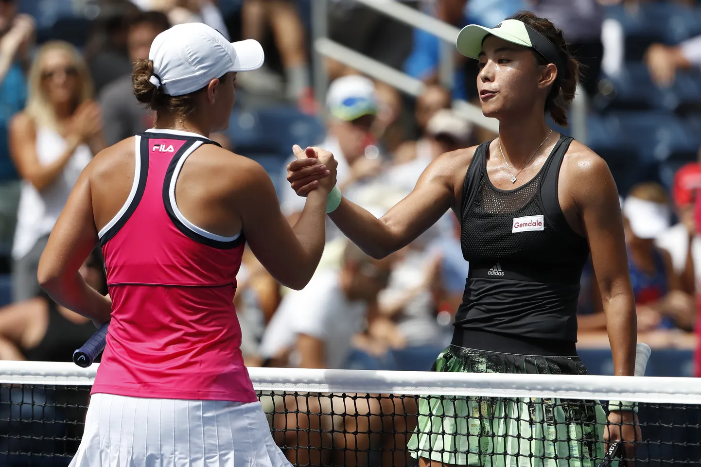 Ashleigh Barty Qiang Wangi õnnitlemas