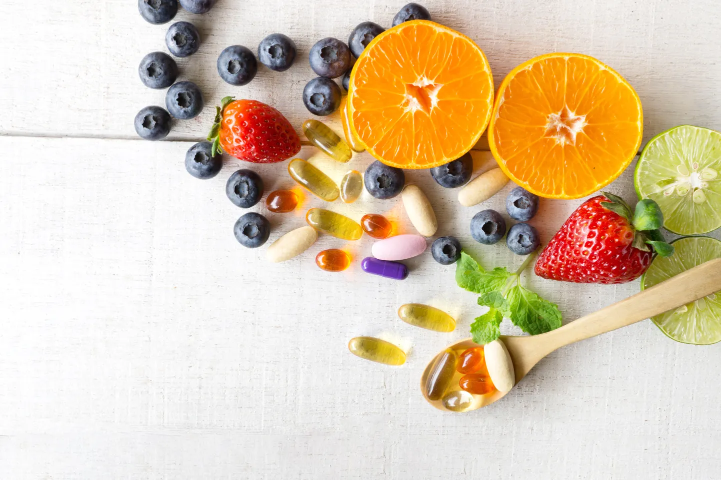 Vitamiine saab inimene tasakaalustatud ja mitmekesisest toidust. Teatud juhtudel aitavad puudujääke vältida toidulisandid.