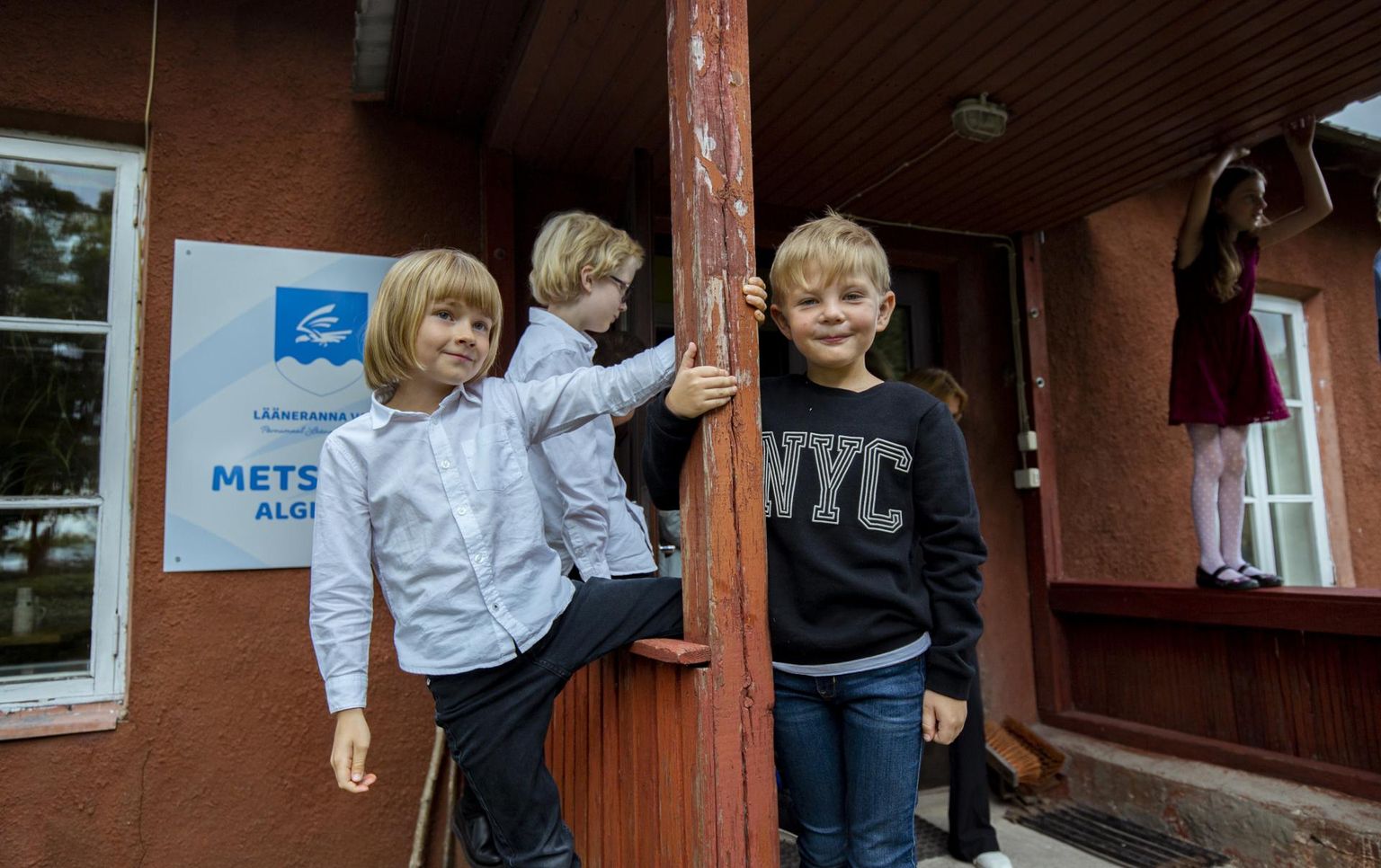 Metsküla algkool asub Pärnumaal Lääneranna vallas Matsalu lahe lähedal. Nädal tagasi alustas seal kooliteed viis õpilast, kokku omandab tsaari­ajal ehitatud hoones teadmisi 22 õppurit.