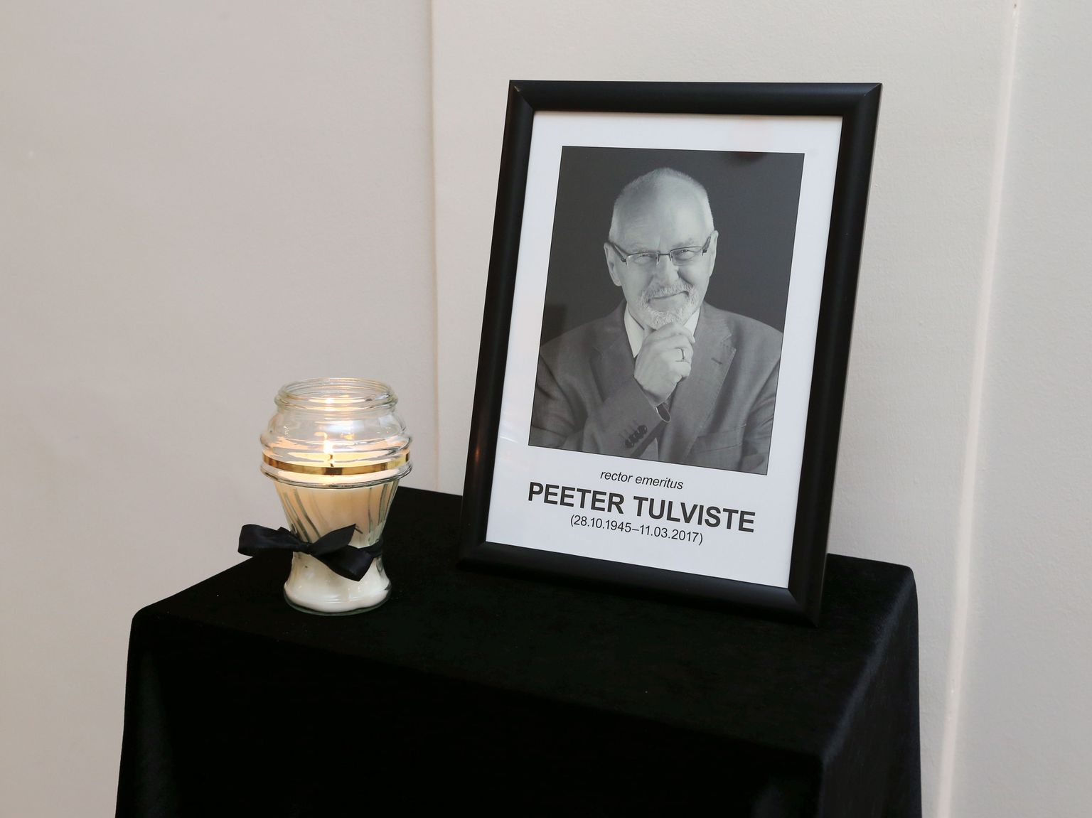 Ülikooli peahoones kella all põleb Peeter Tulviste mälestuseks küünal.