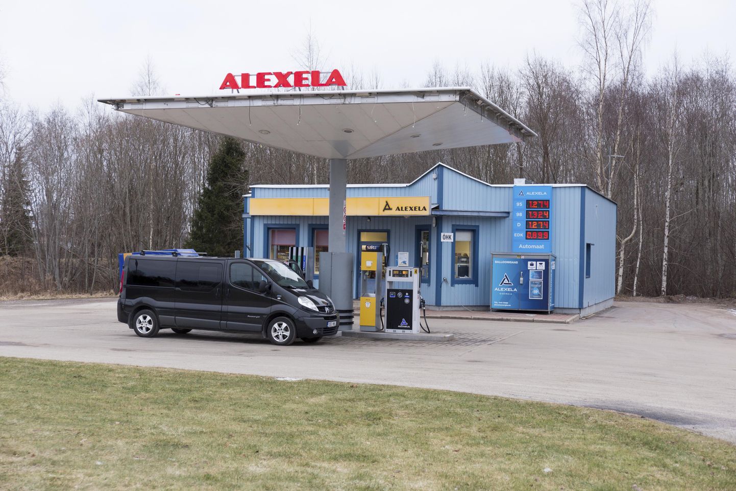 Abja-Paluoja tanklas läheb ettevõtte juhi hinnangul hästi kaupluseosal, aga kütust ostetakse vähem kui varem.