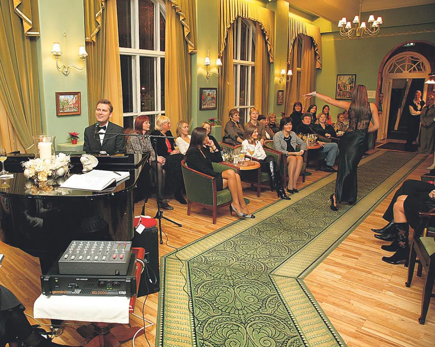 Küsitlusele vastanute lemmikuks osutus Café Grand, mis on rahvast tulvil, kui toimub mõni üritus. Pildil moeetendus, kus klaveri taga on Koit Toome.