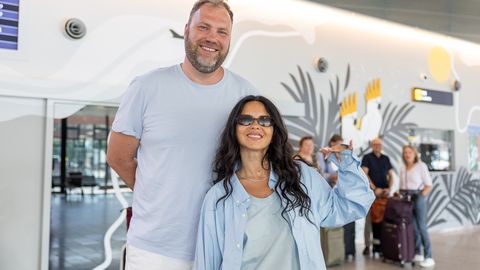 FOTOD ⟩ INNA jõudis Eestisse! Rumeenia superstaar maandus rõõmsameelselt Tallinna lennujaamas