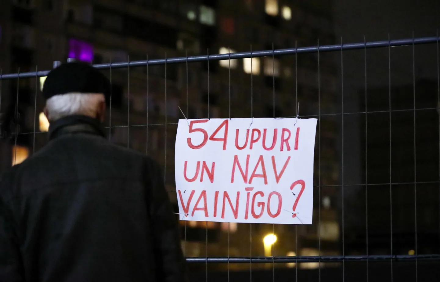 "54 жертвы и нет виновного" - плакат на месте трагедии в Золитуде