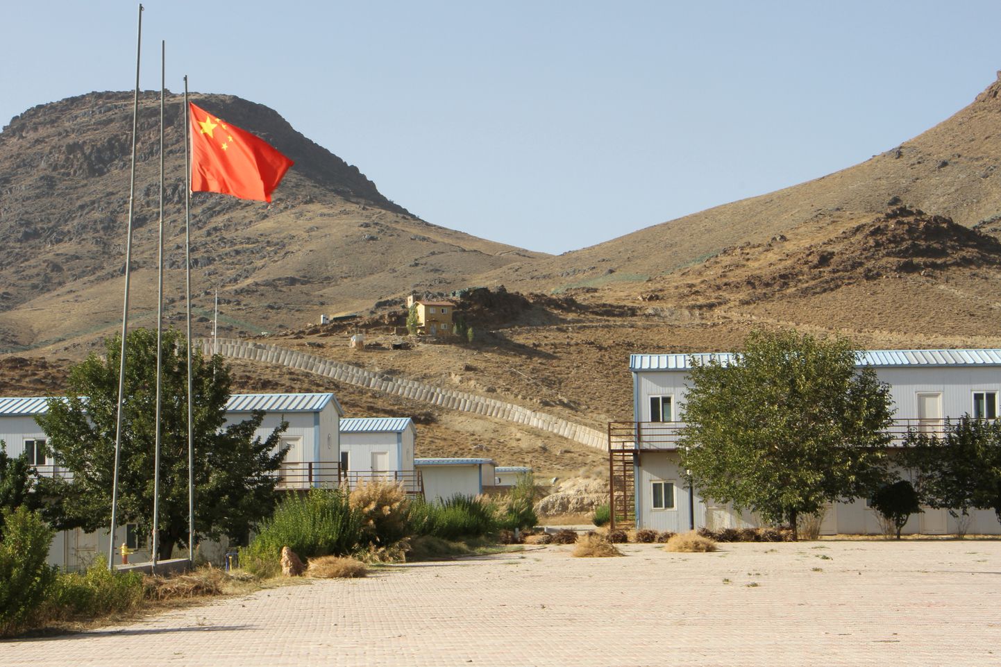 Hiina lipp lehvimas Mes Aynaki vasekaevanduse töötajate majade juures.
