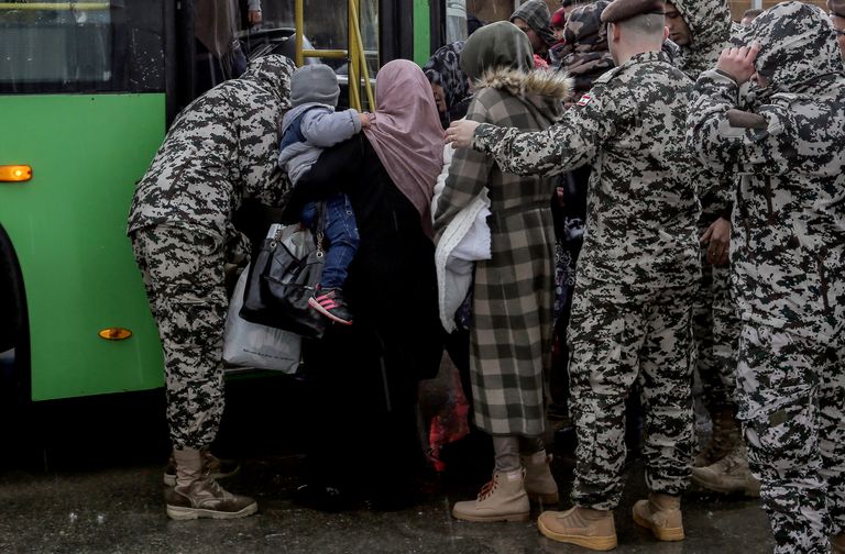Liibanoni sõjaväelased aitasid Põhja-Beirutis Bourj Hammoudi piirkonnast koduteele asunud süürlasi täna bussile.