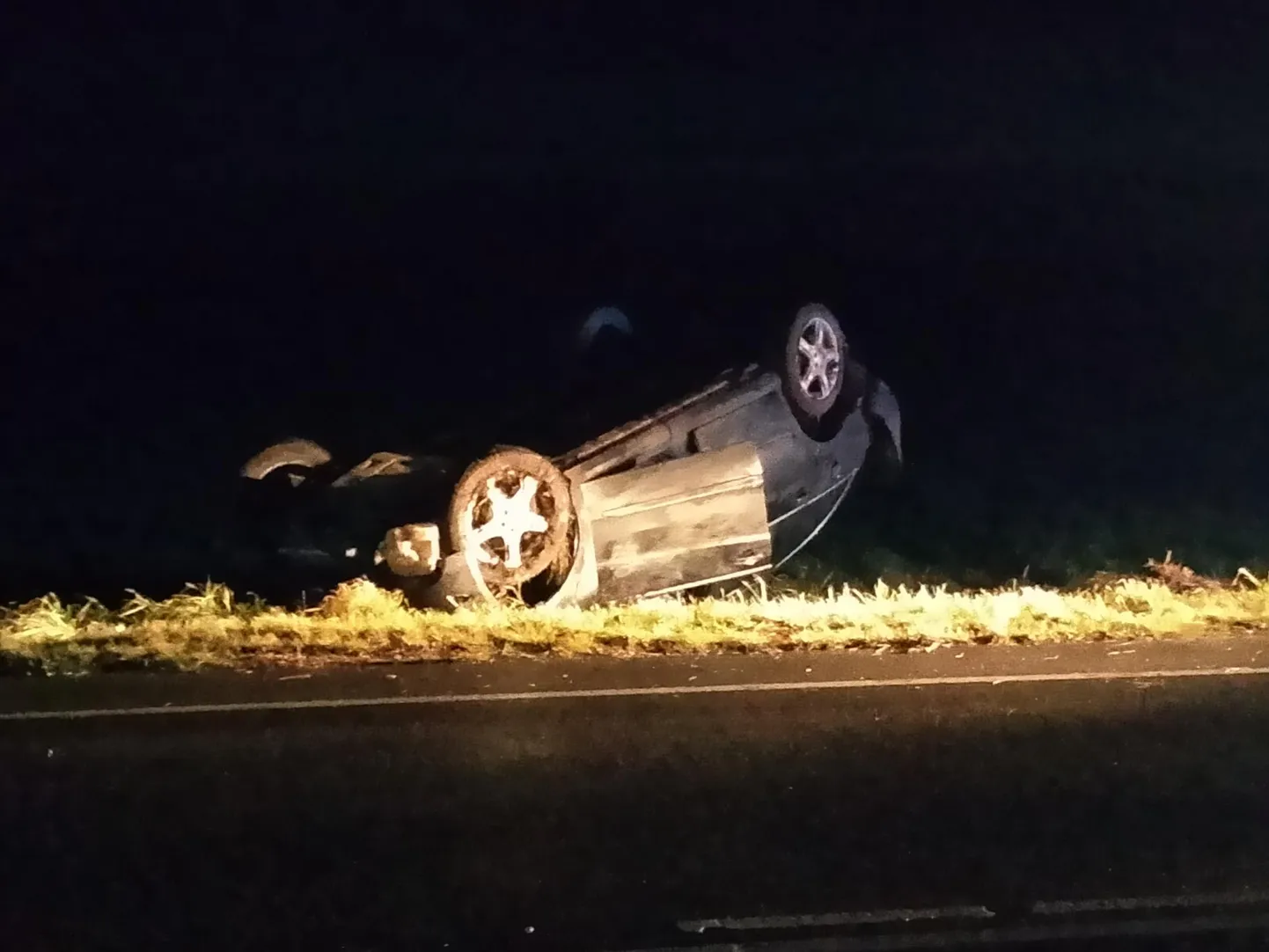 Kehala külas sõitis kraavi sõiduauto.