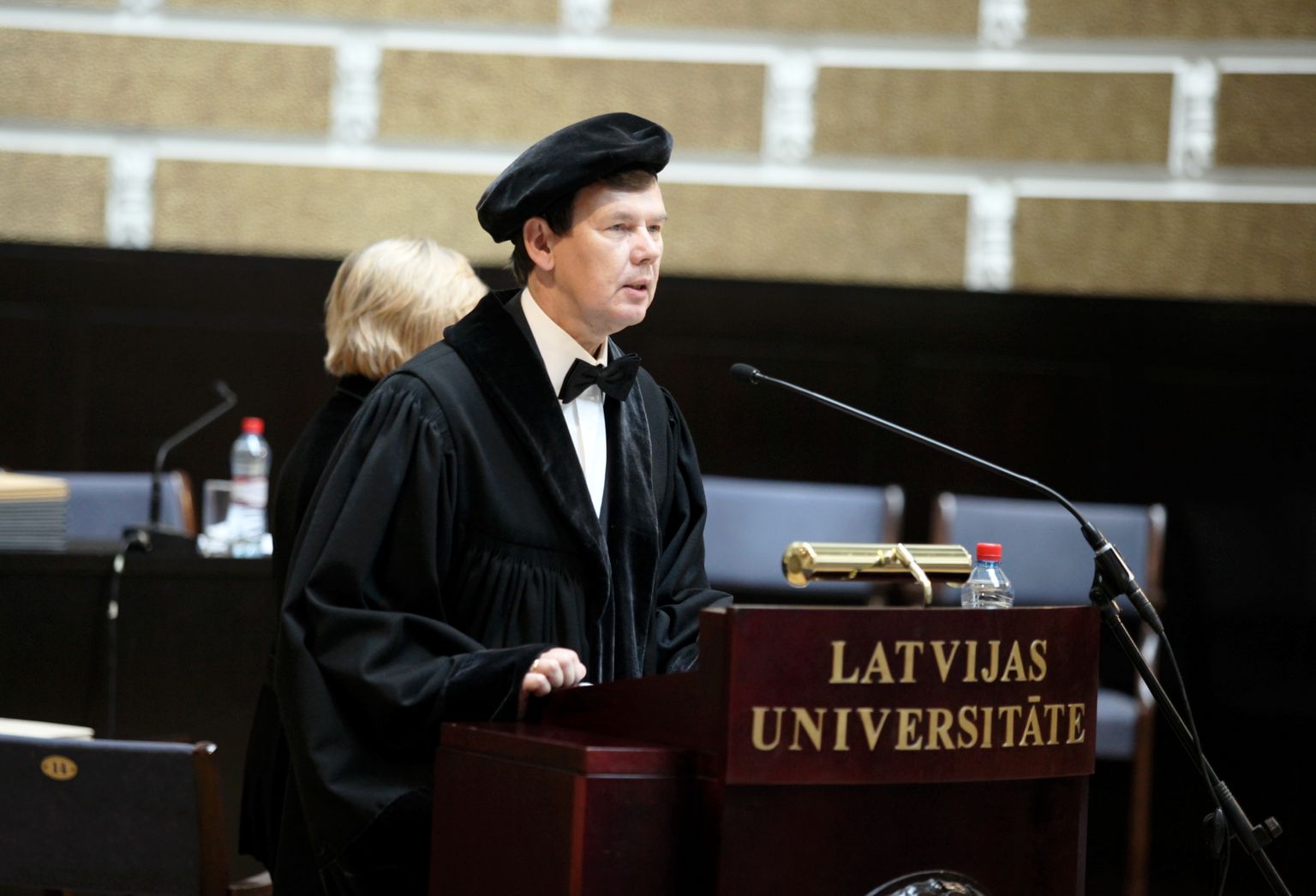 Latvijas Universitātes (LU) senāta priekšsēdētājs Māris Kļaviņš piedalās svinīgajā universitātes Senāta sēdē, kuras laikā tiek sveikti LU Goda doktori, Goda biedri, kā arī emeritus profesori un jaunie doktori.