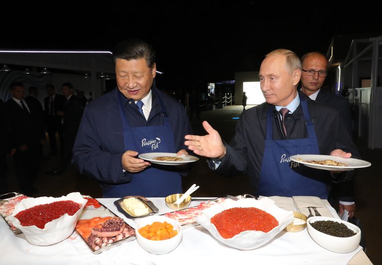 Vladimir Putin ja Xi Jinping pliine söömas