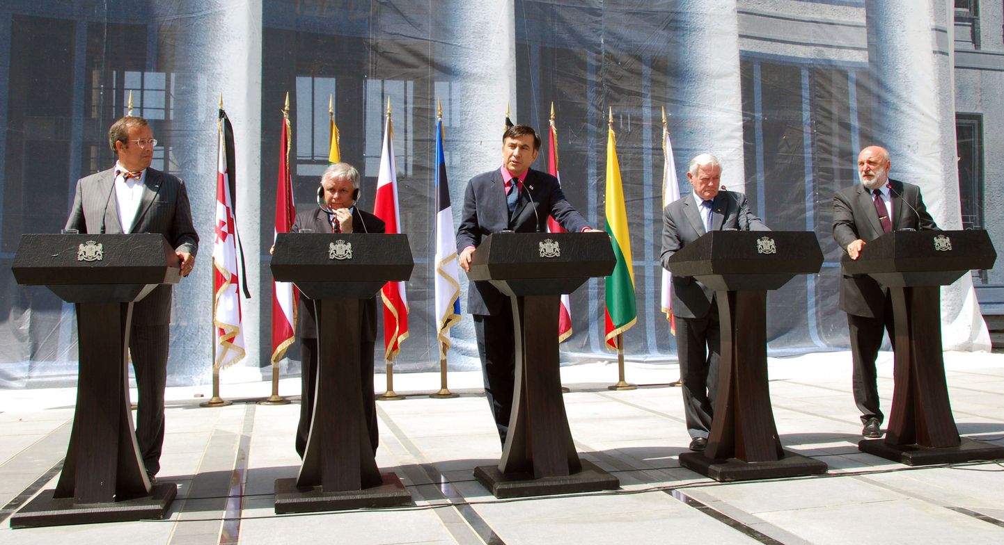 Presidendid Toomas Hendrik Ilves, Lech Kaczynski, Mihhail Saakašvili ja Valdas Adamkus ning Läti peaminister Ivars Godmanis 2008. aasta 13. augustil Thbilisis.