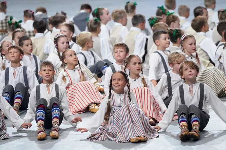 XXVII Vispārējo latviešu Dziesmu un XVII Deju svētku latviešu skatuviskās dejas lielkoncerts "Balts" Arēnā Rīga.