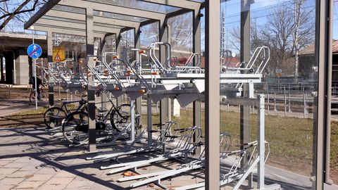 Velobraucēji kritizē divstāvīgās velonovietnes Rīgā