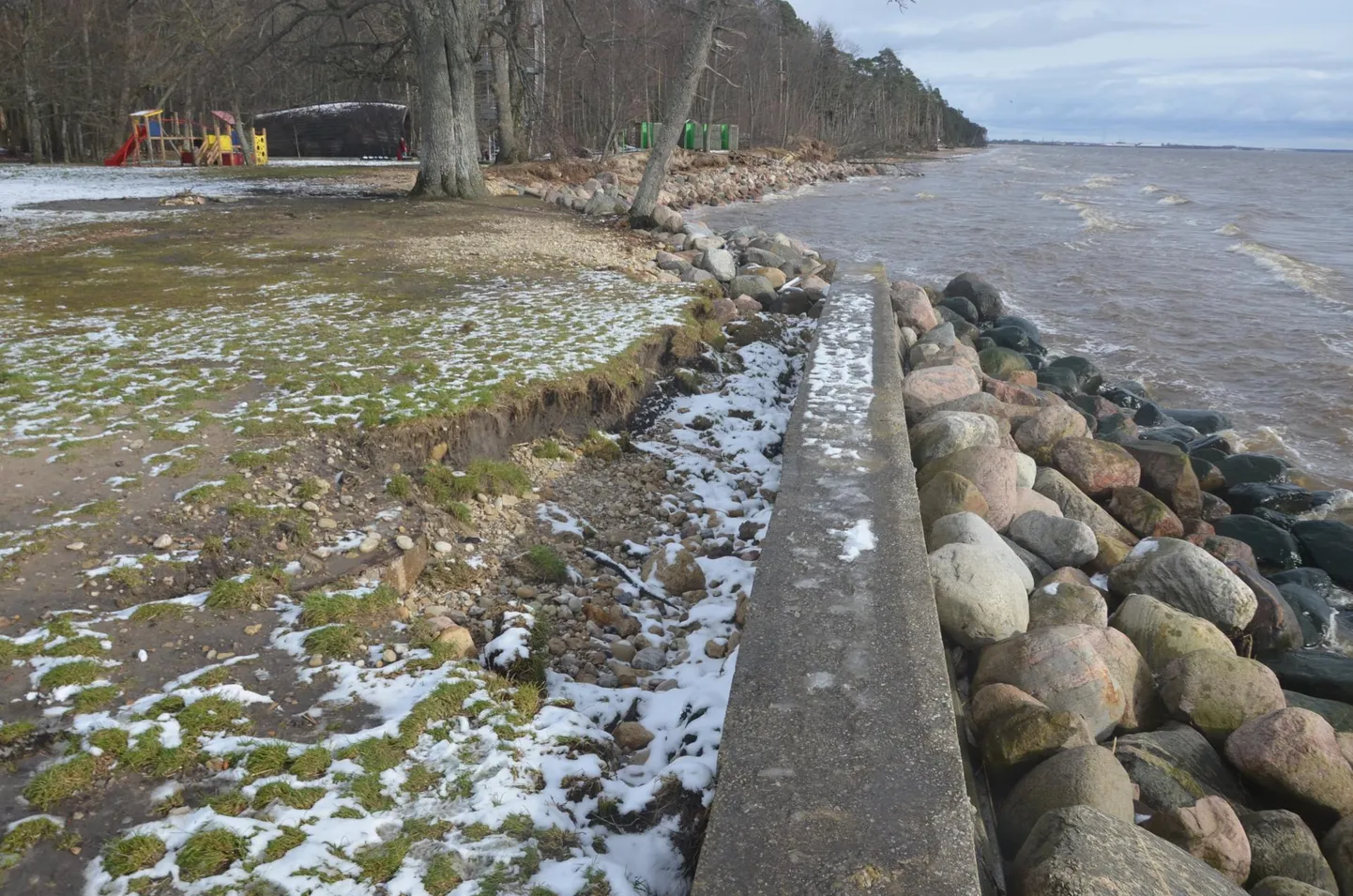 Valgeranna meremüür ei takistanud tormilainete ületipnemist ning kaitstav pinnas on ära uhutud.