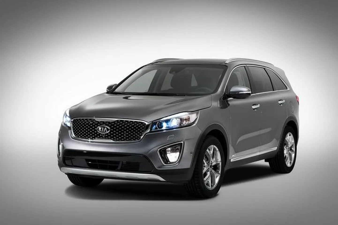 Kia avaldas fotod uue põlvkonna krossoverist Sorento