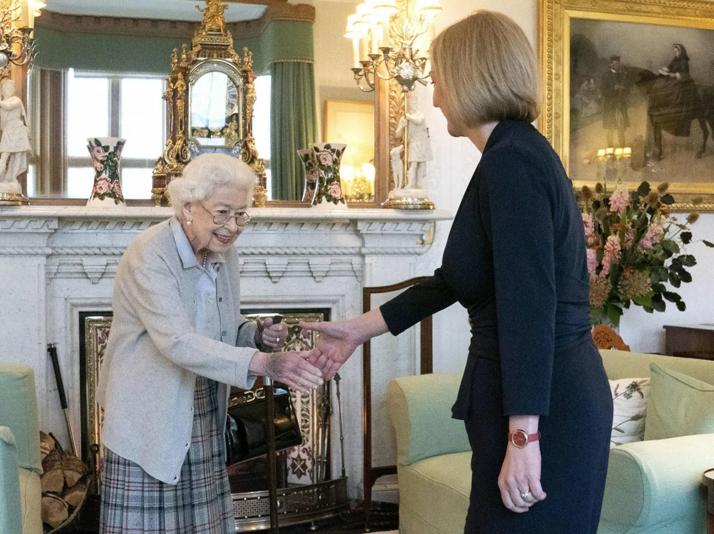 Liz Truss pidi peaministriks saamiseks sõitma Šotimaale Balmorali lossi, kuhu 96-aastane kuninganna Elizabeth II on terviseprobleemide tõttu kolinud. Monarhilt sai ta ametliku loa valitsuse moodustamiseks.