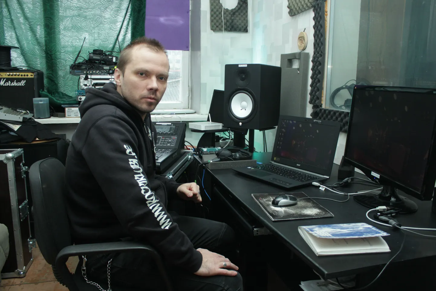 Ivo Mannine on rokkar, kellel Valga rokiklubi ruumides ka oma helistuudio nimega VRK. Seal küsib ta ühe loo lindistamise eest konkreetse madala hinna. «Väldin tunnitasu.  Teen neid asju alati hästi kaua, pikalt ja rahulikult, mis loomingule mõjub minu arust ülihästi. Muidu on nii, et tunnihind on kallis, vaatad kella ja kas sa ikka saad loomingule keskenduda. Mõtled hoopis, kas suudad ära maksta.»