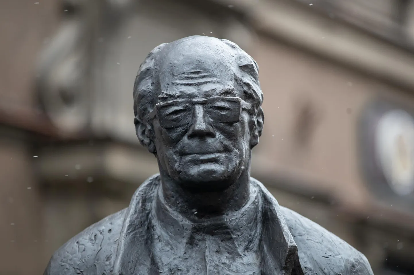 Jaan Krossi mälestusmärk.