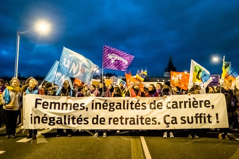 «Женщины - бесправны в карьере, бесправны на пенсии. Хватит!»: демонстрация за права женщин в Лионе. 8 марта 2023 года.