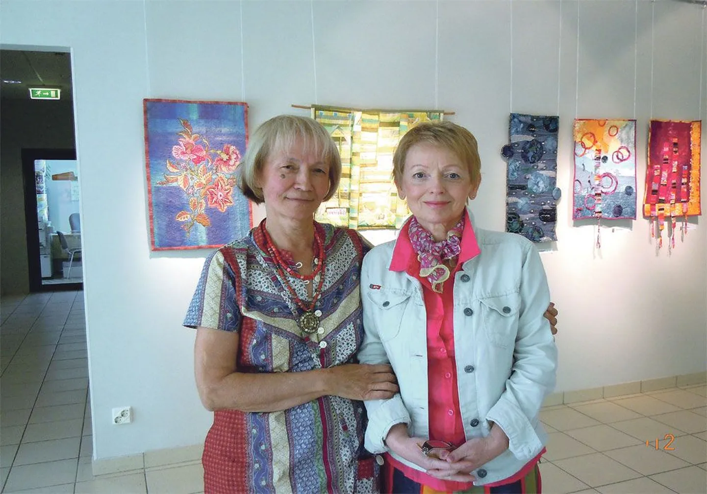 Наталья Капаева и Галина Козулина на фоне своих работ.