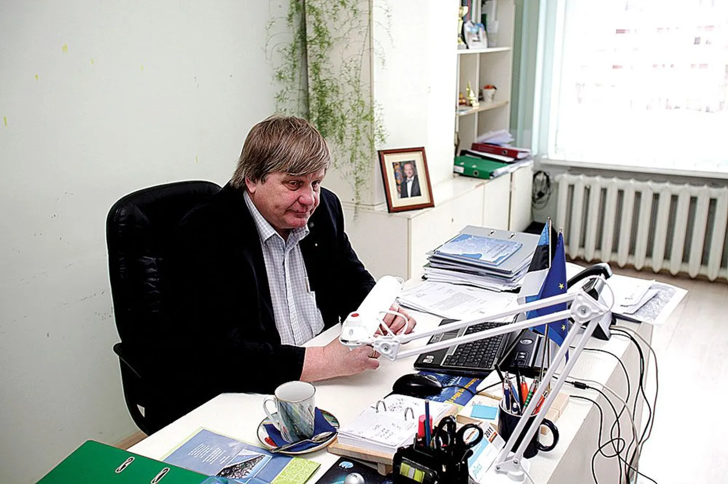 Kui Vara vallavanem Väino Kivirüüt pisut mõtleb, leiab ta riigi maal üles küll: riik annab elektrit, ehitab teid ja saadab kabinettides kirjutatud 
määrusi.