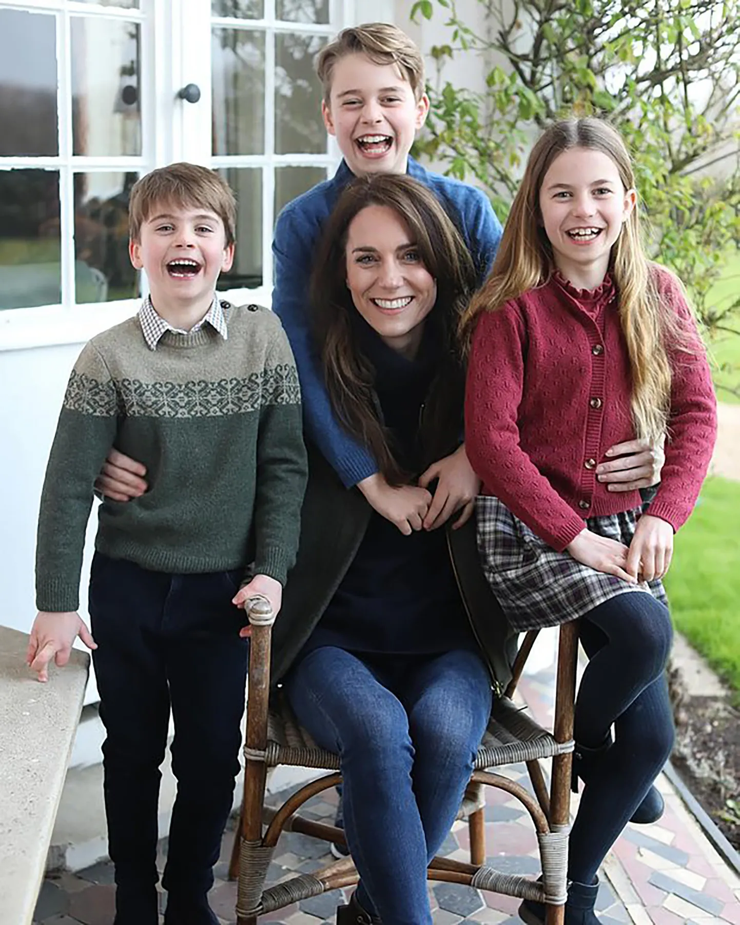 KAS MANIPULATSIOON? Kuningakoja pressiteenistuse poolt meediasse saadetud foto Kate Middletonist ja lastest. Eksperdid avastasid sellel digitaalse töötluse jälgi.