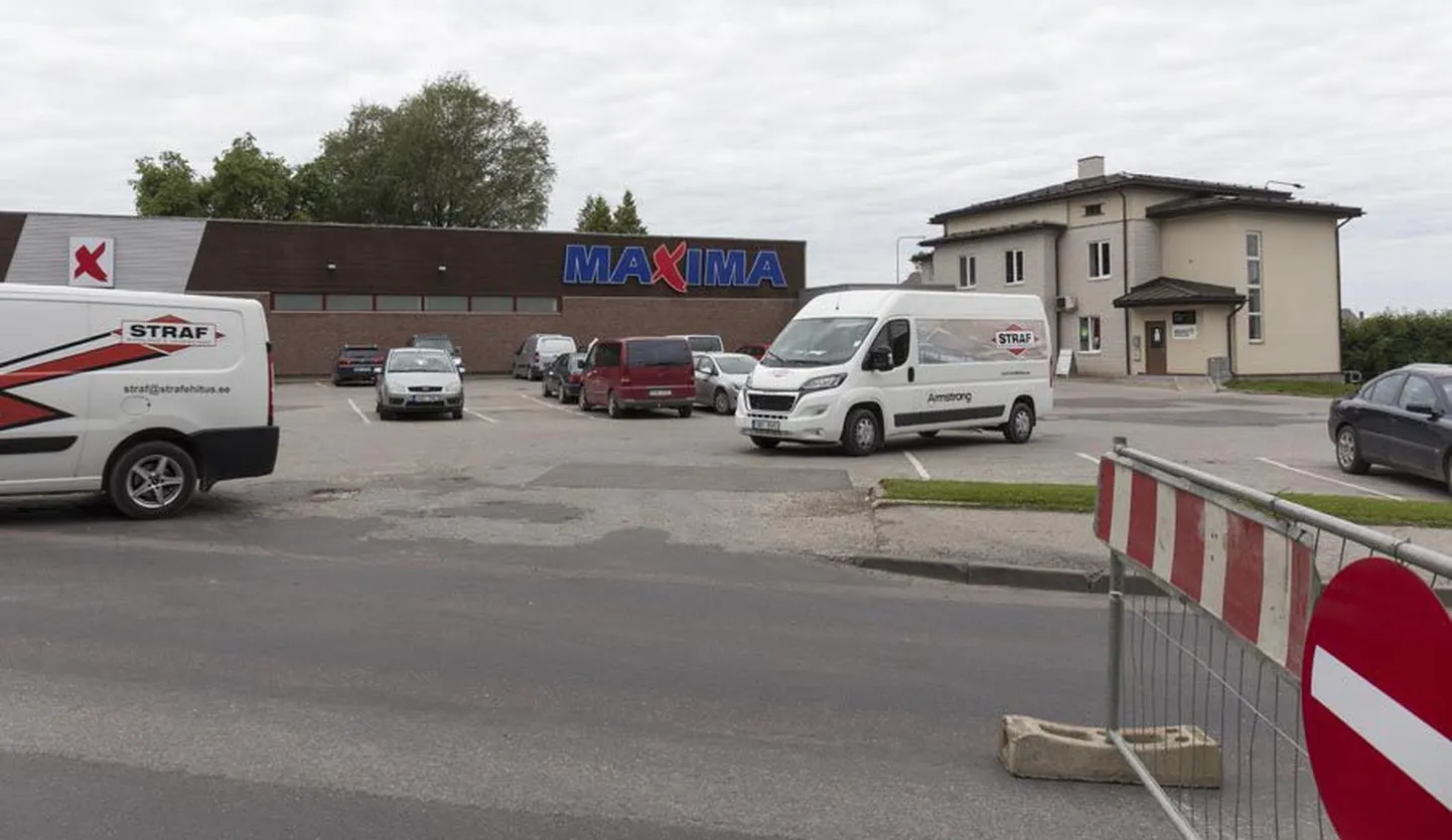 Korneri ringristmiku ehituse tõttu on sõiduteeks muutunud Maxima parkla, kust autod teistele teed andmata läbi vuravad.