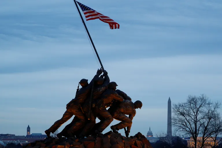 USAs Virginias Arlingtonis asuv mälestusmärk Iwo Jima lahingus hukkunutele. Mälestusmärk on tehtud sõjafotograaf Joe Rosenthali kuulsa foto järgi, millel on näha USA sõdureid Iwo Jima Suribachi vulkaanile lippu püstitamas
