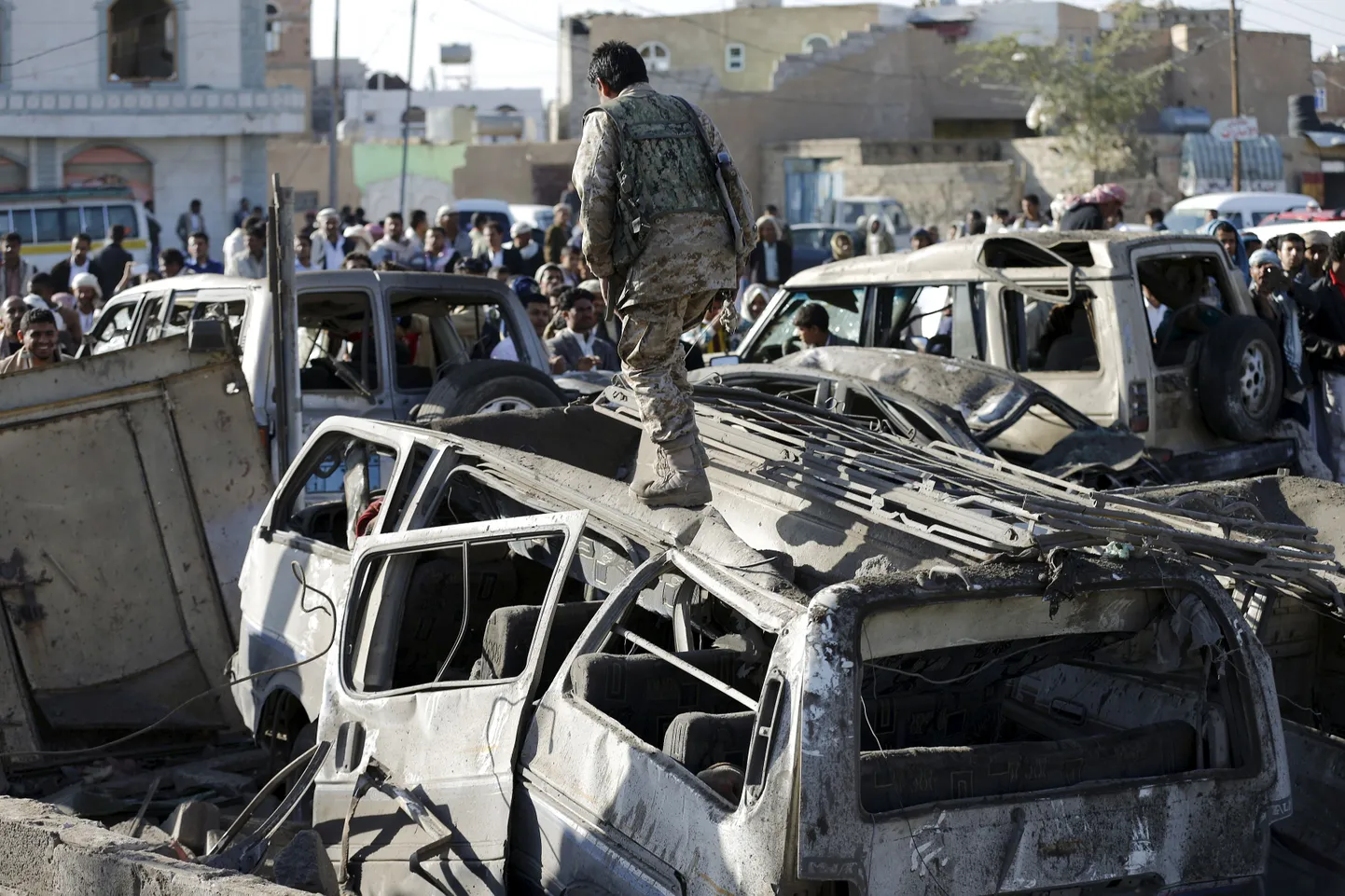 Saudi Araabia õhujõud korraldasid Jeemeni pealinna Sanaa lennuvälja lähistel õhurünnaku, milles hukkus inimesi ja purunes maju. Tsiviilkaitsetöötajad otsivad rusudest võimalikke ellujäänuid ja ohvrite surnukehi.