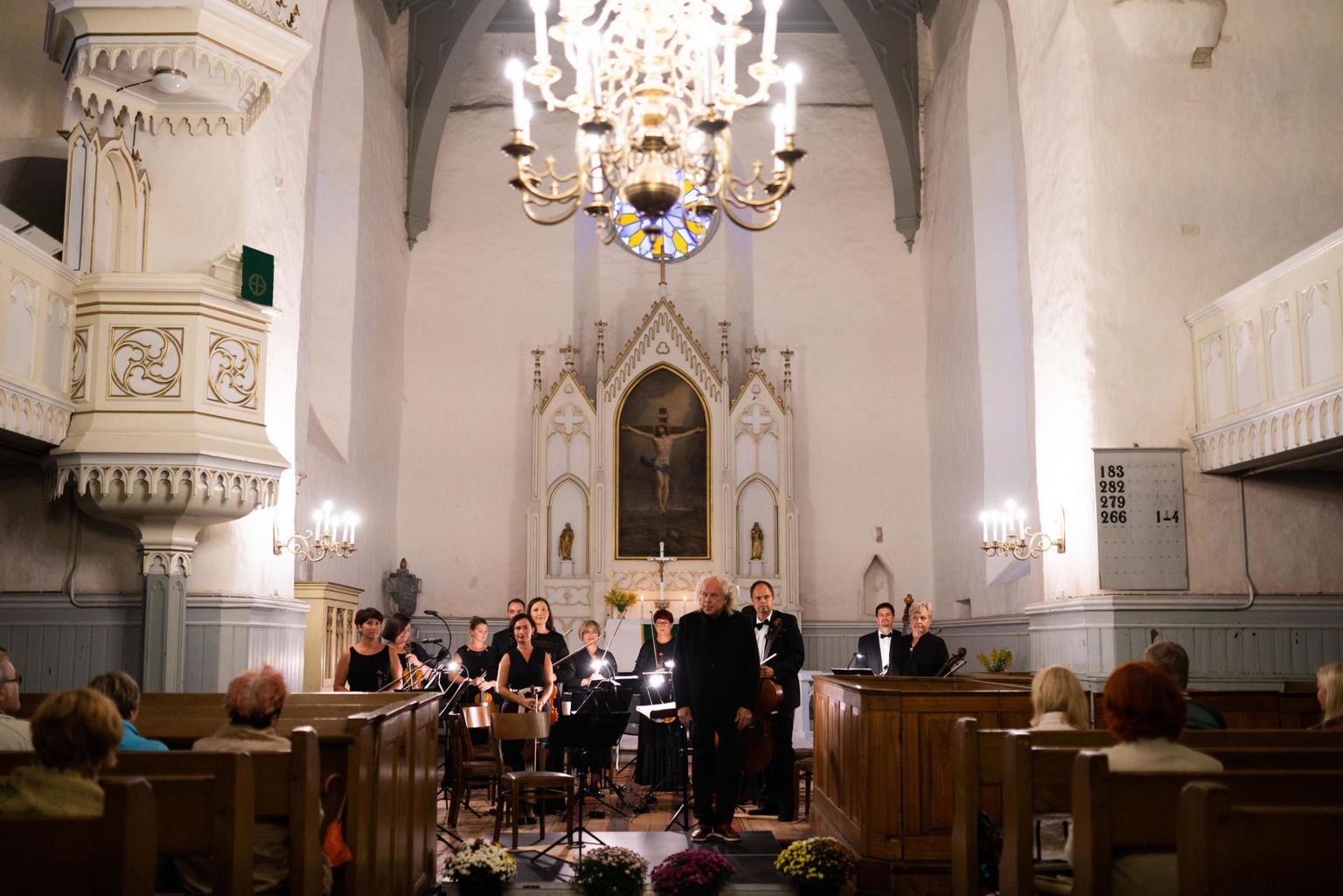 Suure-Jaani Johannese kirikus oli vägev lõppkontsert. Pildil Andres Mustonen ja Pärnu Linnaorkester.