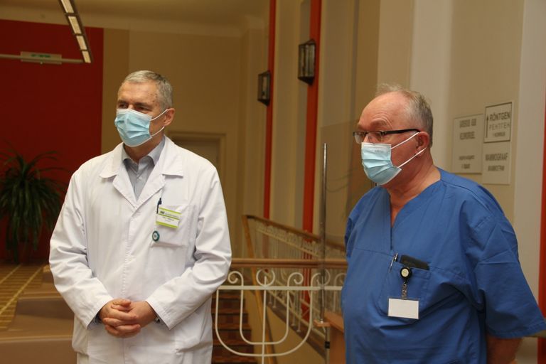 Прежний руководитель Нарвской больницы Олев Силланд и новый руководитель Аго Кыргвеэ.