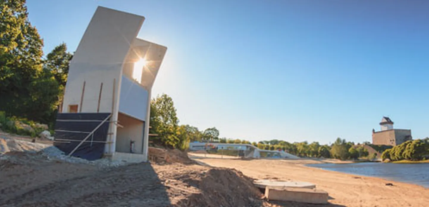 Narva supelrand avatakse eeloleval laupäeval, kuid ametlikku supluskohta sellest ei saa: päästejaam (fotol vasakul) ei ole veel valmis ning päästjate töö tasustamiseks ei ole linnal raha. Taamal paistab uus rannahoone, mida samuti alles ehitatakse ning mida lähiajal veel ei avata.