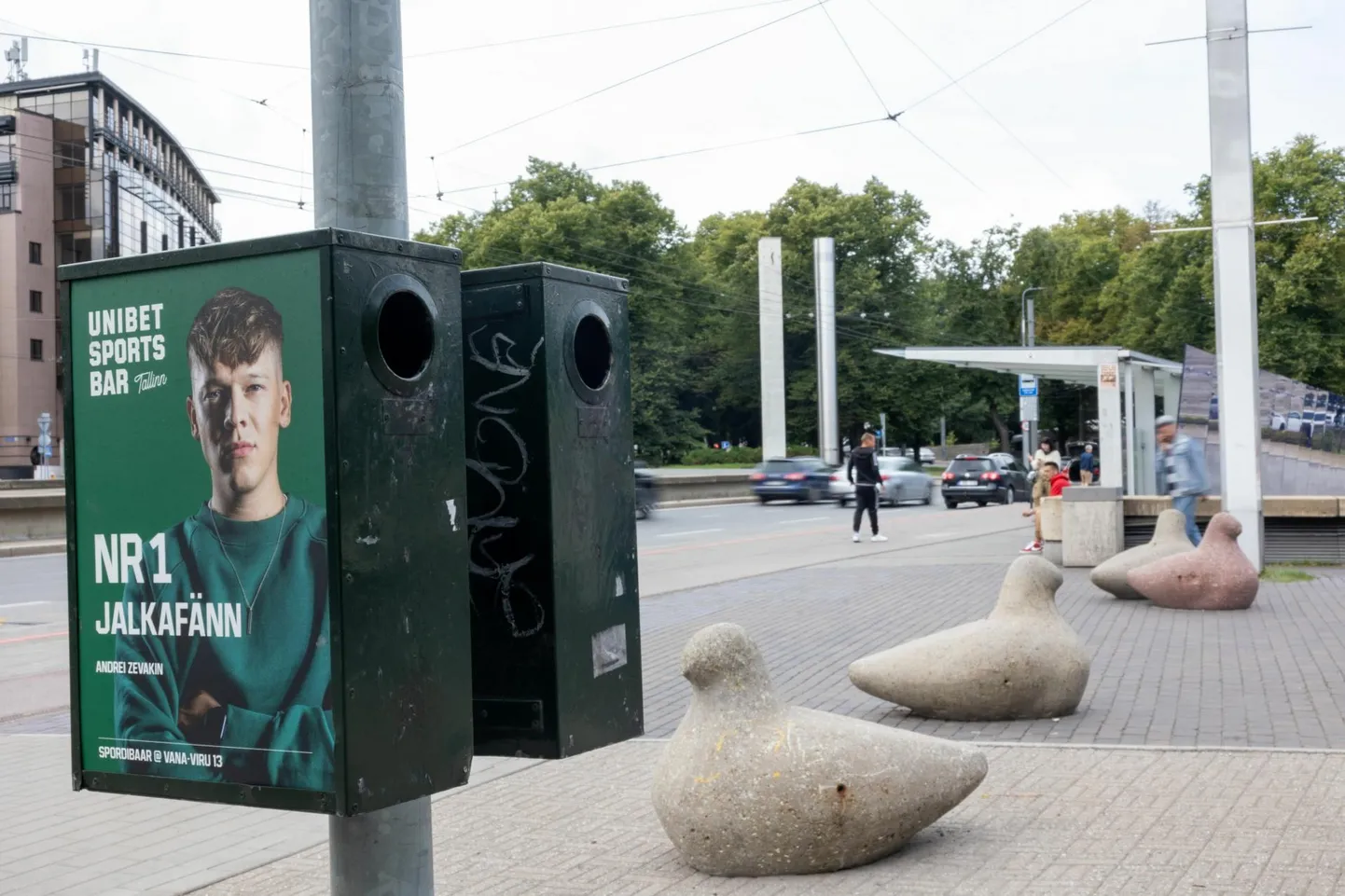 Tallinn ei taha erafirmalt reklaamidega prügikaste üle võtta ning ostab uued, mitme sektsiooniga prügikastid.