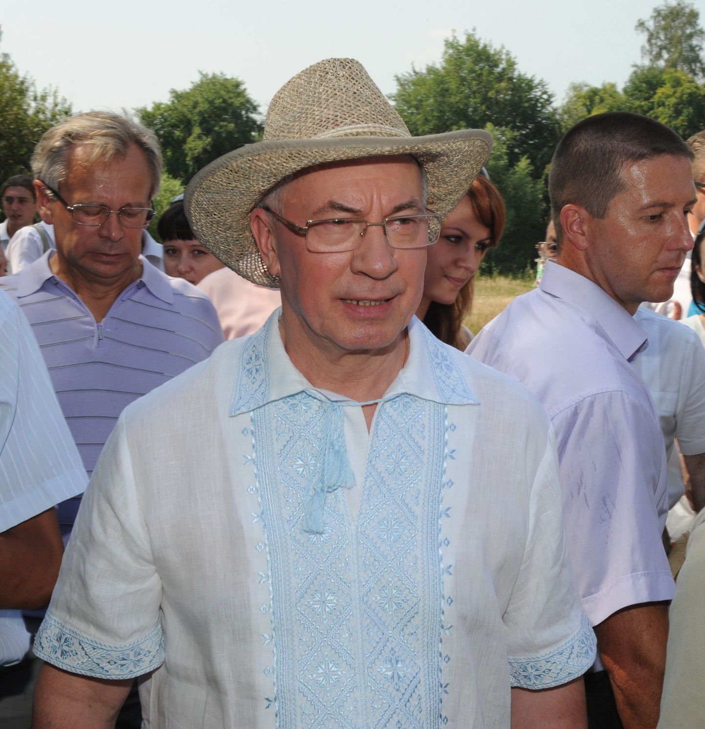 Николай Азаров в той самой шляпе