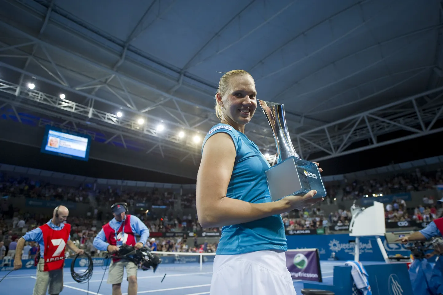 Kaia Kanepi Brisbane'i tenniseturniiril võidetud karikaga.
