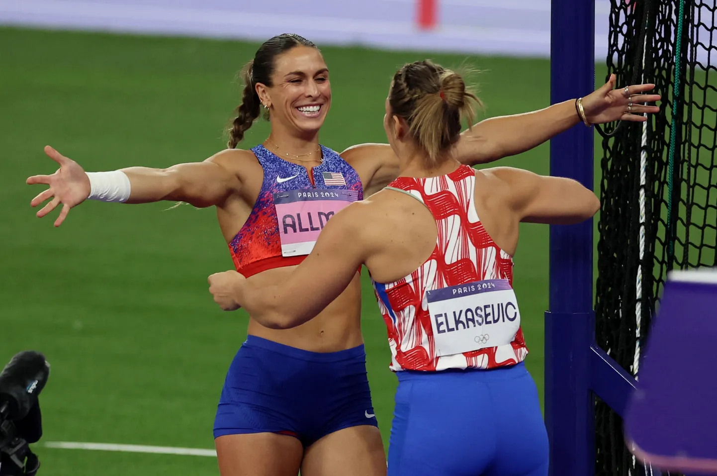 Valarie Allman (vasakul) rõõmustamas Pariisi olümpiamängude kuldmedali üle. Ta krooniti olümpiavõitjaks ka 2021. aasta Tokyos, kuid MMidel on ta võitnud hõbeda ja pronksi, aga mitte kulda.