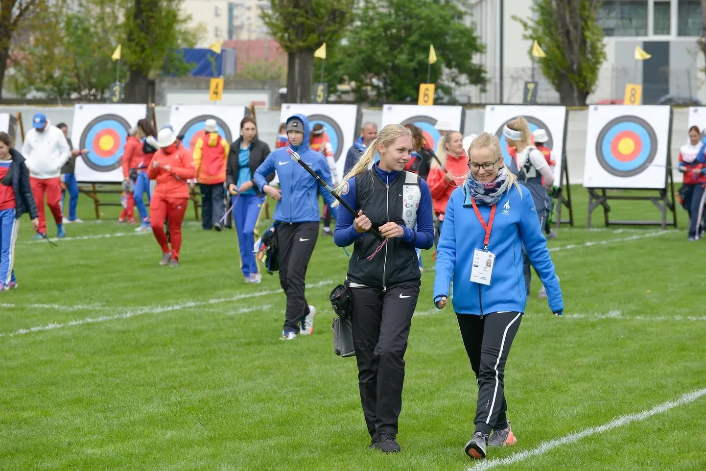 Reena Pärnat (vasakul) jäi ühes oma treeneri Siret Luigega võistluste fotograafi vaatevälja eile treeninglaskmisel.