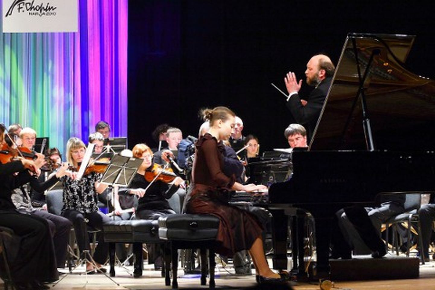 Laureaatide kontsert Narvas 2010. aasta veebruaris. Klaveri taga on Yulia Yermalayeva Valgevenest, kes tunnistati parimaks vanemas vanuserühmas. Teda saadab Narva sümfooniaorkester.