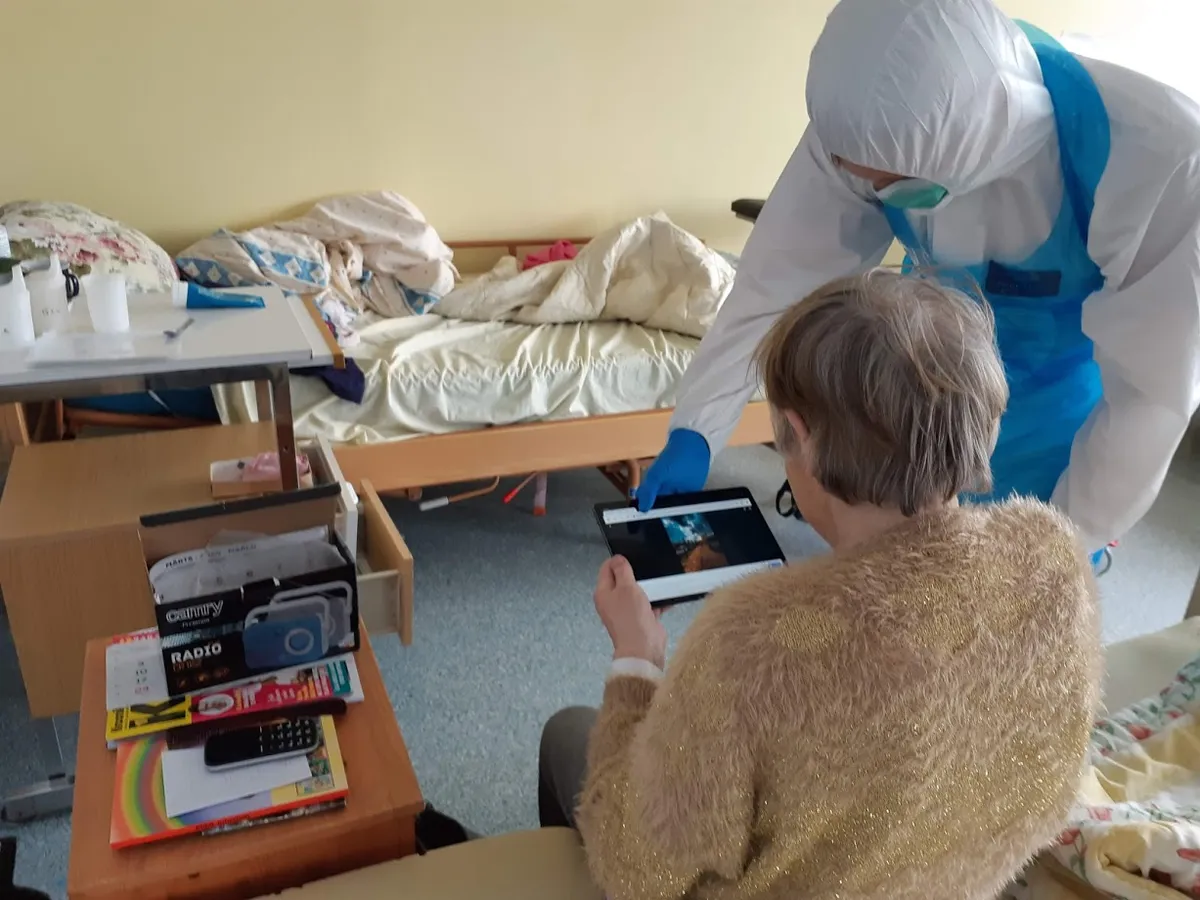 Планшеты хоть немного скрашивают одиночество постояльцев, неделями сидящих взаперти. Но далеко не с каждым стремятся пообщаться его близкие.