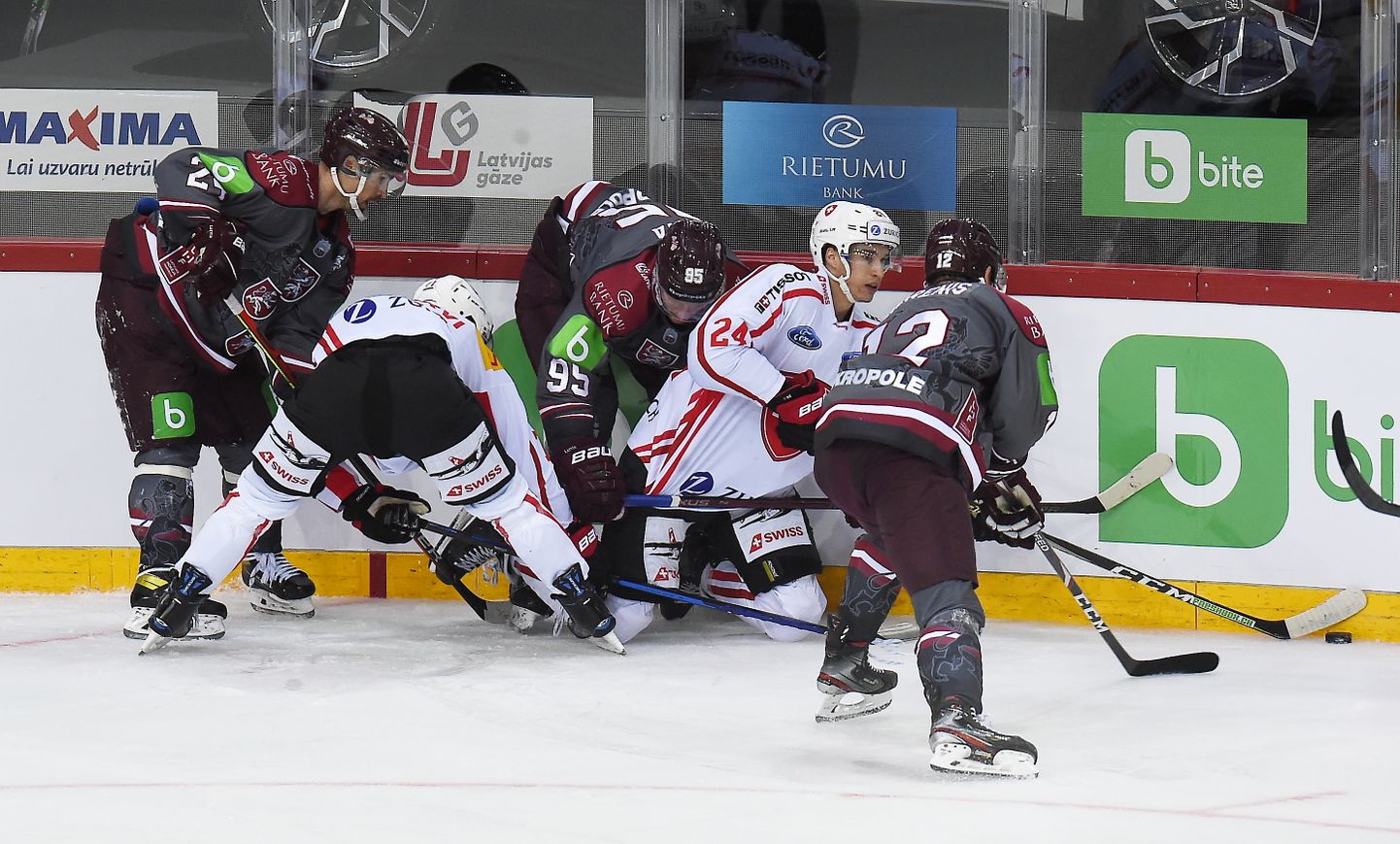 Pārbaudes spēle hokejā vīriešiem starp Latvijas un Šveices komandām Latvijas Olimpiskā sporta centra ierīkotajā ledus laukumā.
