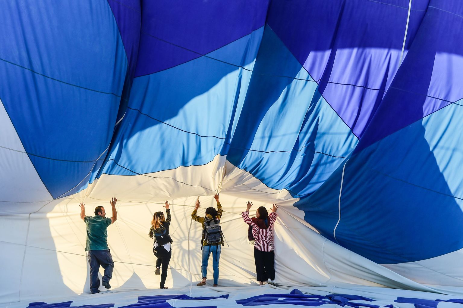 Turistid valmistumas õhupallisõiduks, mis on üks Kapadookia tuntumaid turismimagneteid.