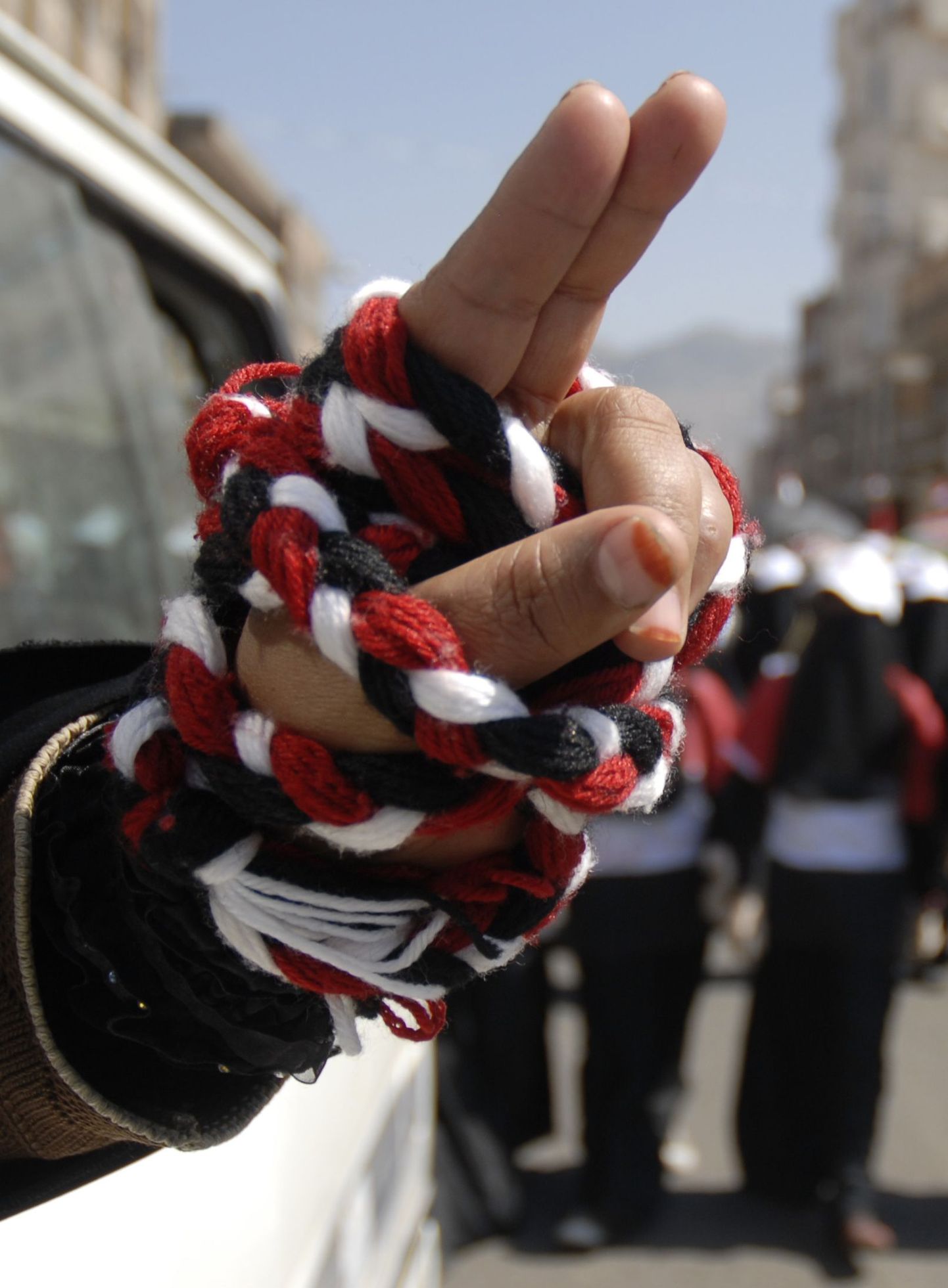 Pael, mis on punutud Jeemeni lipu värvidega niitidest.