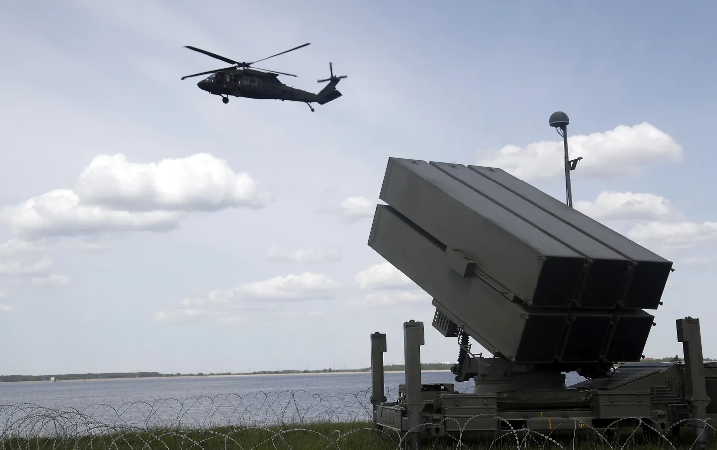 USA kopter Black Hawk ja Hispaaniale kuuluv NASAMS Lätis õppustel selle aasta mais. Taani valmistub nüüd samuti oma õhuruumi tõsisemalt kaitsma, hankides kolmekihilise õhutõrje.