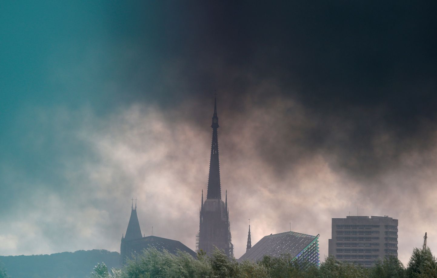 Дым над собором в Руане.