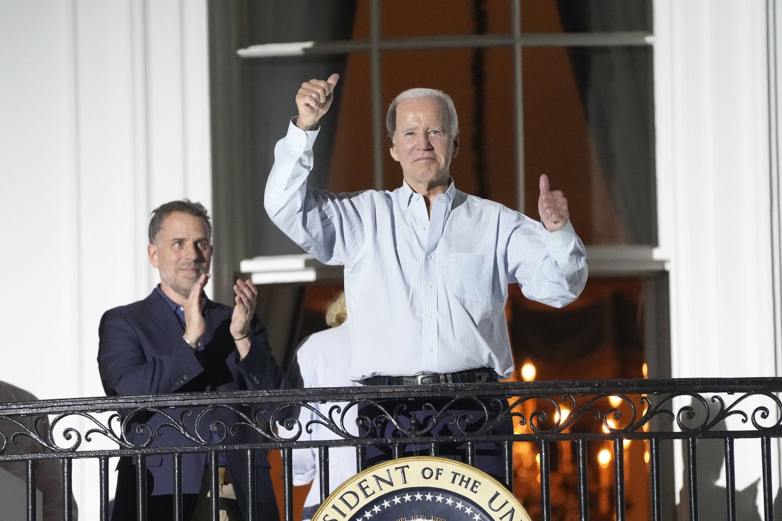 USA president Joe Biden koos poja Hunteriga 4. juulil 2022 Valge Maja rõdult iseseisvuspäeva ilutulestikku vaatamas.