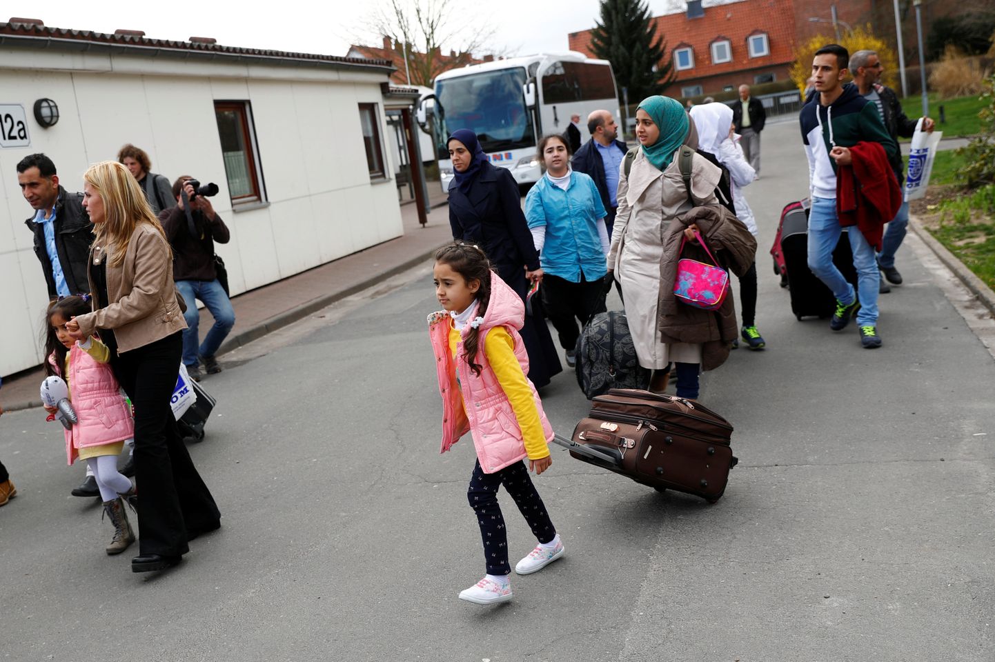 Süüria põgenikud saabuvad Saksamaa põgenikelaagrisse.