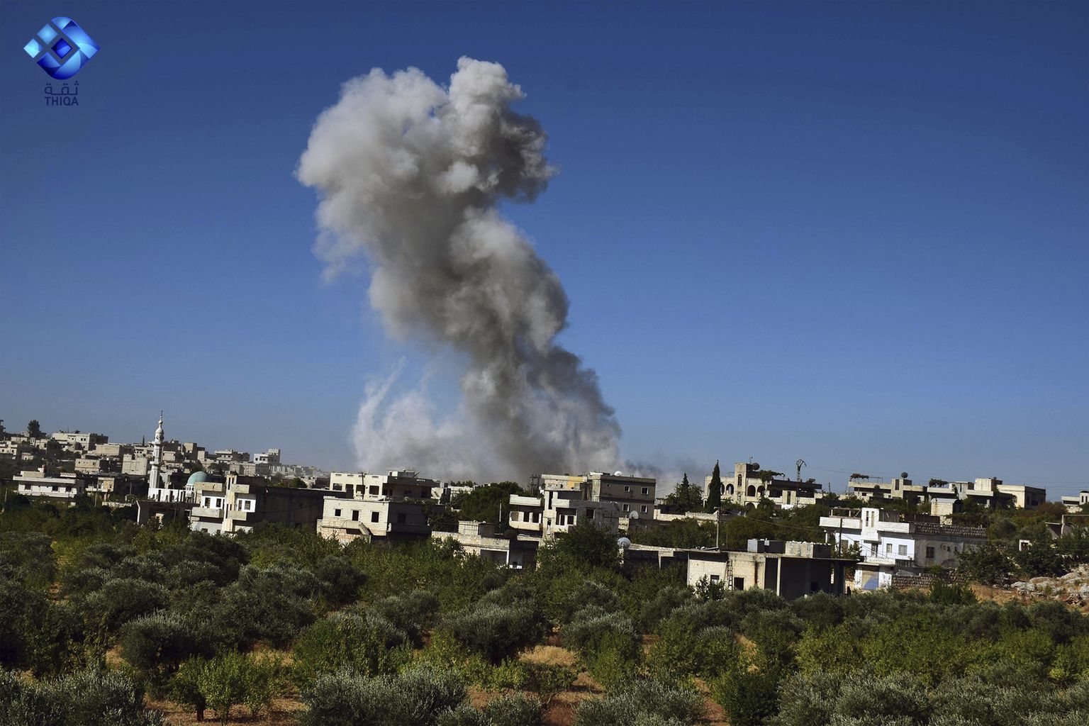 Õhurünnaku järel kerkiv suits Idlibis.