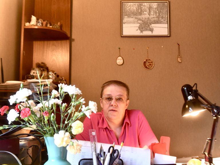 Экономист Евгения Зайцева в своем рабочем кабинете